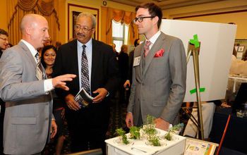 Rep. Chaka Fattah learns about aqauaponics and engaging kids in STEM from members of Tulsa Champ.